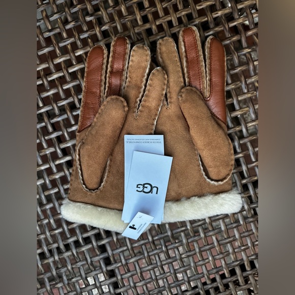UGG Seamed Sheepskin Tech Gloves in Chestnut New with Tags! - Picture 4 of 13